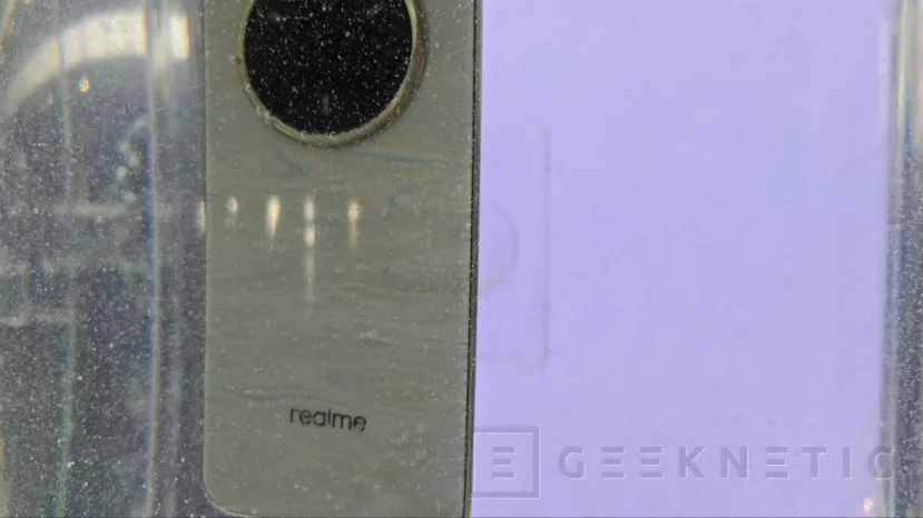 Geeknetic El Realme 14 Pro+ cambia de color con el frío 2