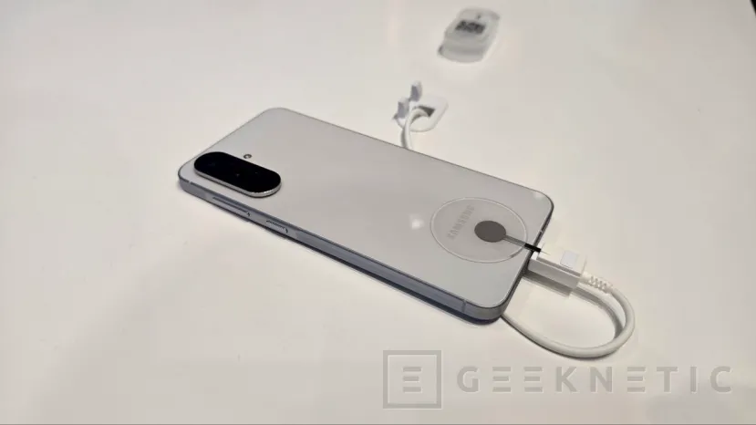 Geeknetic Samsung refuerza su línea de smartphones de gama media con los Galaxy A56 5G desde 480 euros 2