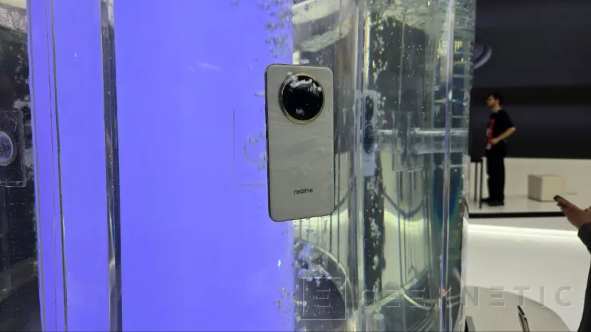 Geeknetic El Realme 14 Pro+ cambia de color con el frío 1