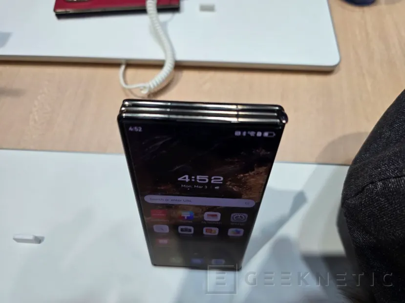 Geeknetic Huawei trae al MWC 2025 su Mate XT Ultimate Design con triple pantalla plegable y 3.500 euros de precio 3