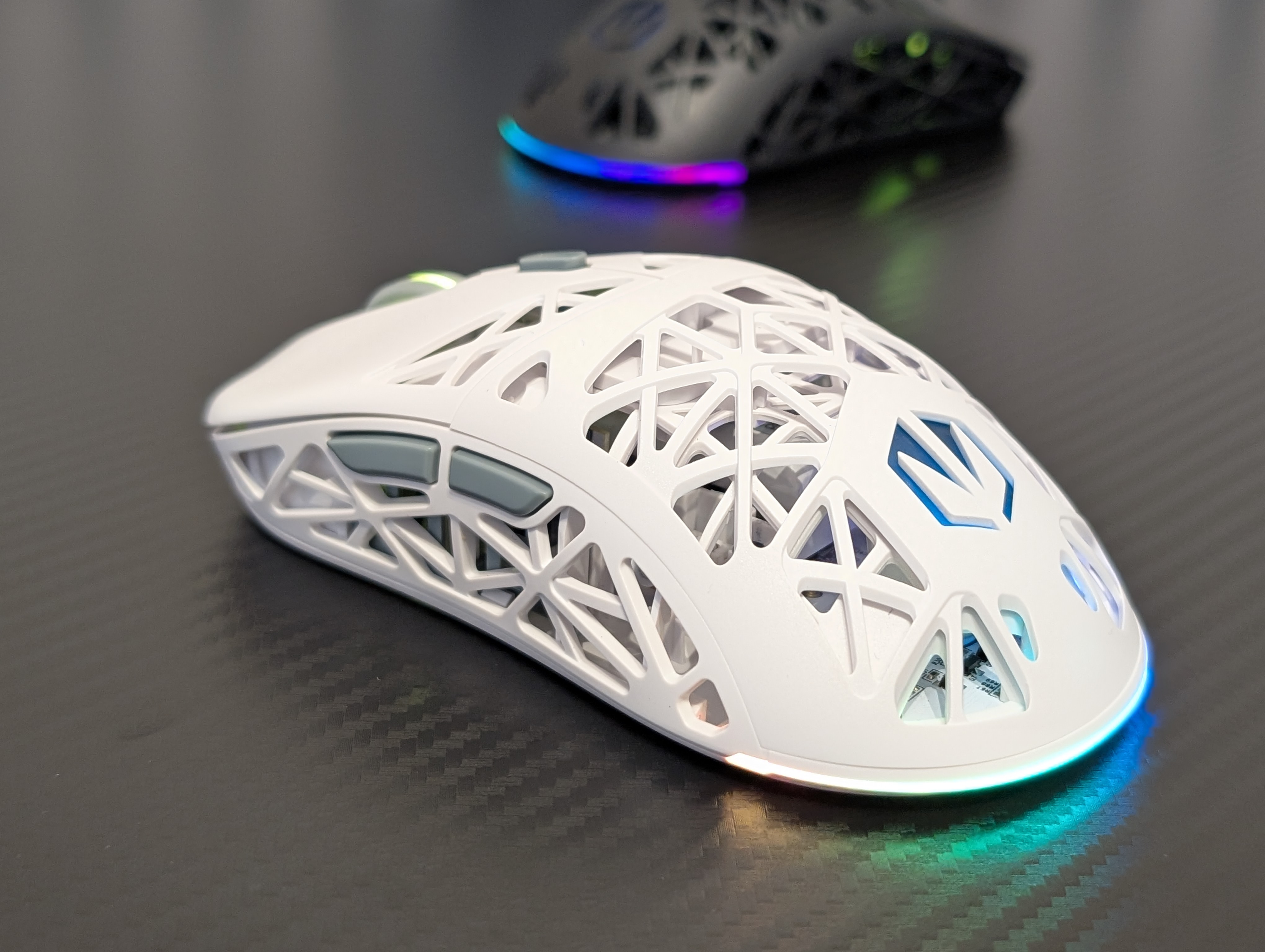 Geeknetic ENDORFY LIV Plus Wireless Onyx White Review 1