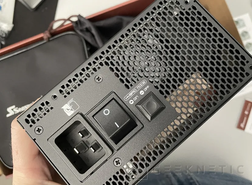 Geeknetic Seasonic PRIME TX-1600 Noctua Edition Review 7
