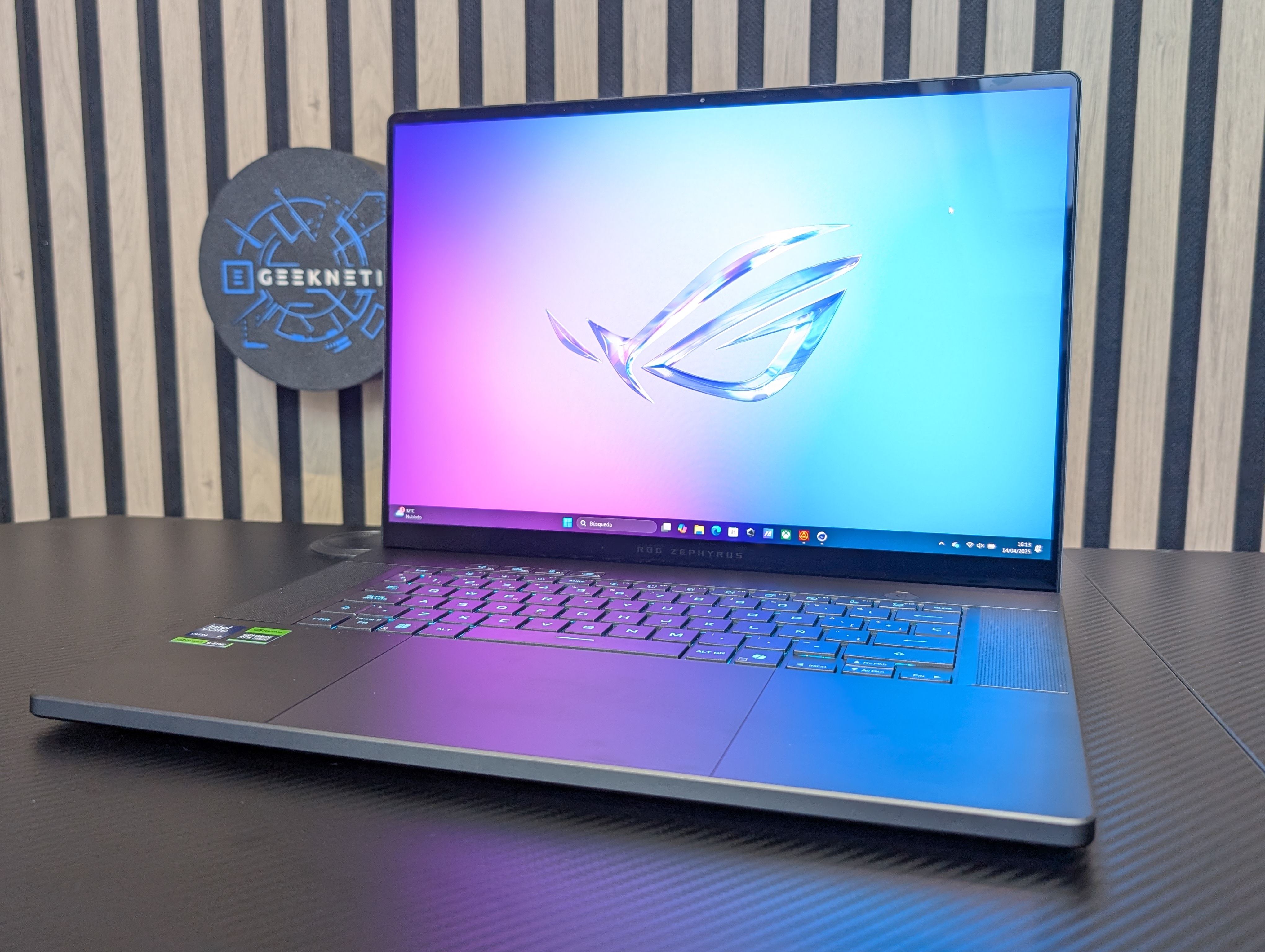 Geeknetic ASUS ROG Zephyrus G16 (2025) GU605 Review con RTX 5090 1