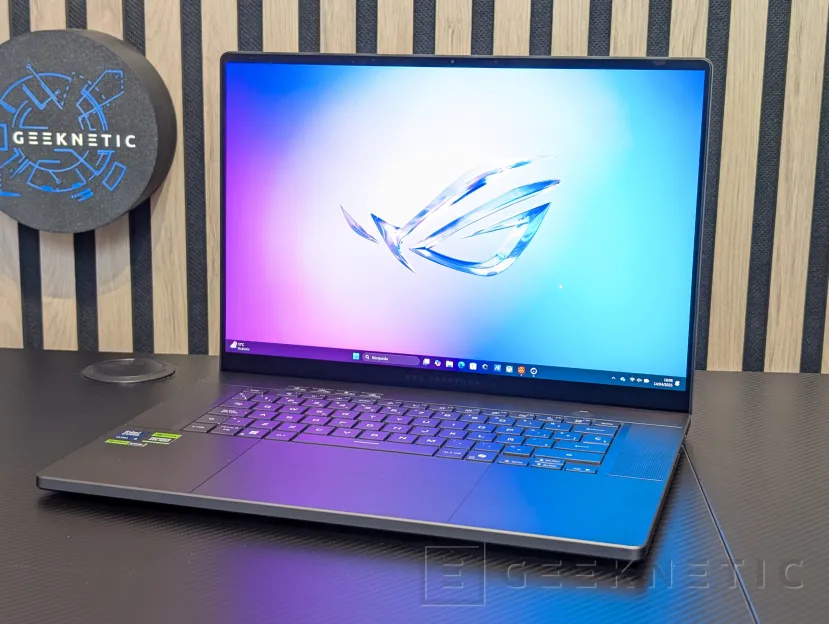 Geeknetic ASUS ROG Zephyrus G16 (2025) GU605 Review con RTX 5090 7
