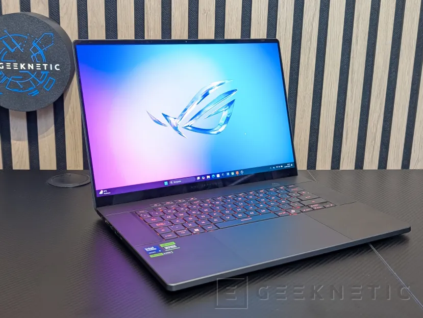 Geeknetic ASUS ROG Zephyrus G16 (2025) GU605 Review con RTX 5090 10