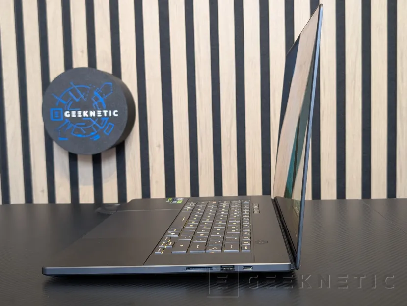 Geeknetic ASUS ROG Zephyrus G16 (2025) GU605 Review con RTX 5090 6