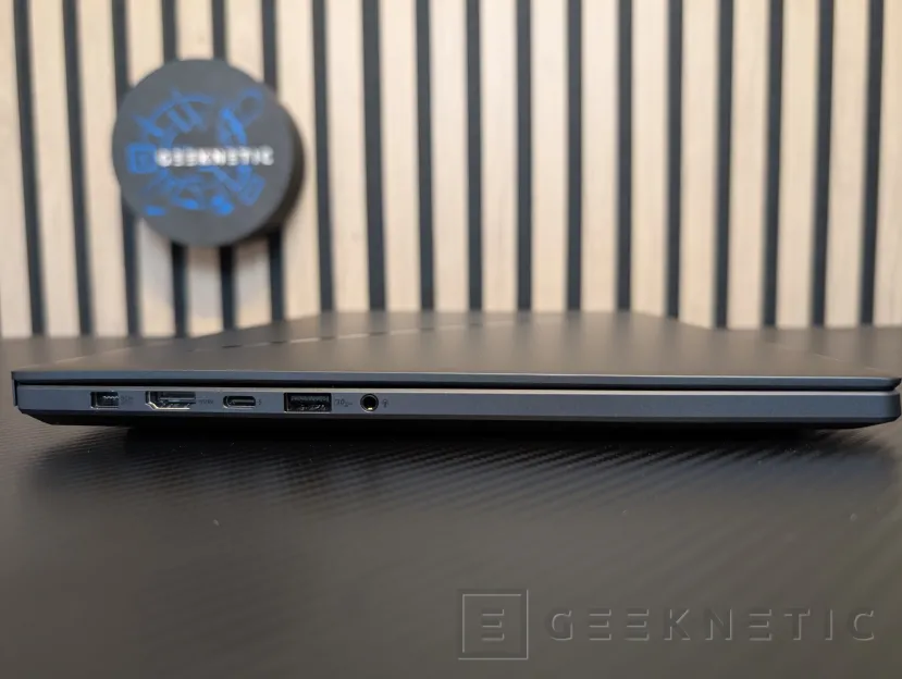 Geeknetic ASUS ROG Zephyrus G16 (2025) GU605 Review con RTX 5090 4
