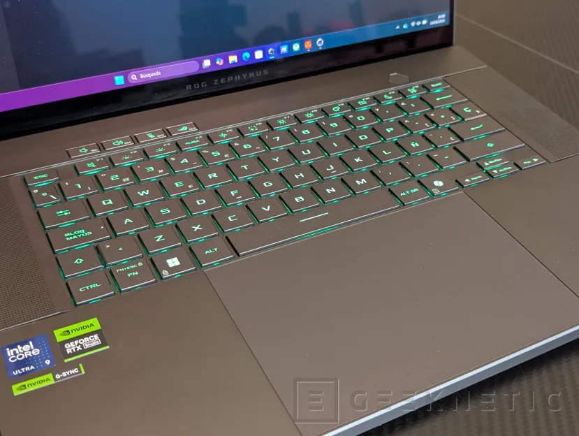 Geeknetic ASUS ROG Zephyrus G16 (2025) GU605 Review con RTX 5090 9