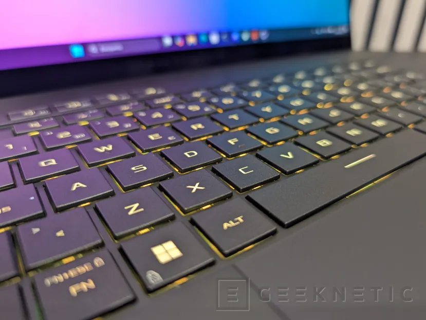 Geeknetic ASUS ROG Zephyrus G16 (2025) GU605 Review con RTX 5090 8