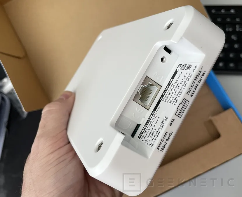 Geeknetic AVM FRITZ!Box 6860 5G Review 3