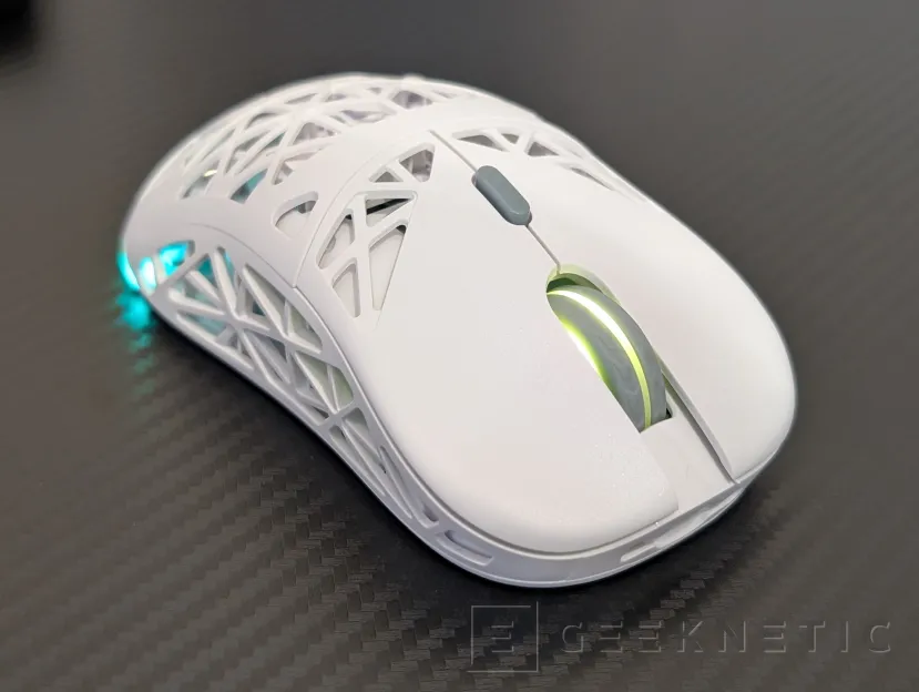 Geeknetic ENDORFY LIV Plus Wireless Onyx White Review 2