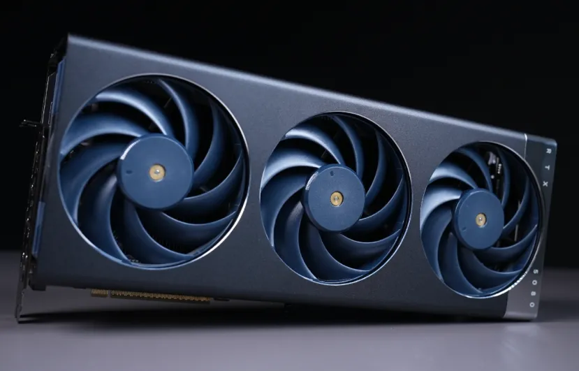Geeknetic Esta RTX 5080 de Cooler Master tiene un impresionante grosor de 4 slots con tres ventiladores de 120 mm 2