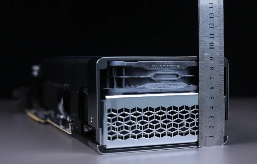 Geeknetic Esta RTX 5080 de Cooler Master tiene un impresionante grosor de 4 slots con tres ventiladores de 120 mm 1