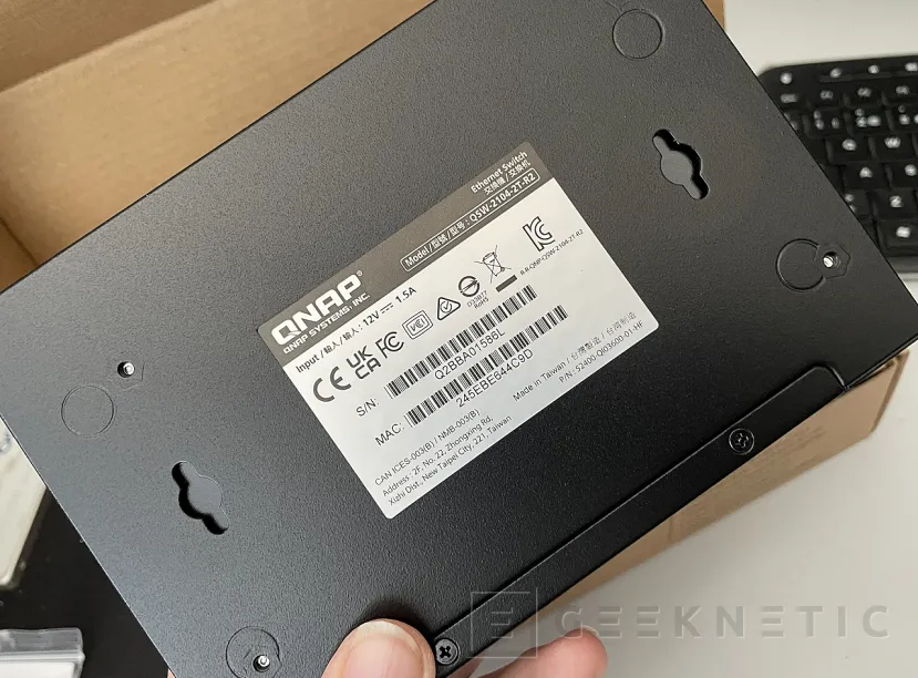 Geeknetic QNAP QSW-2104-2T-R2 Review 3