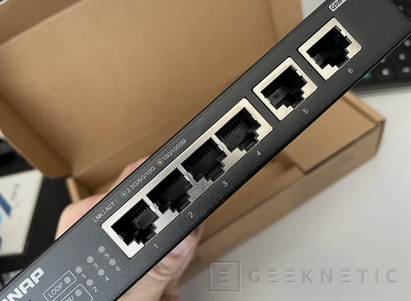 Geeknetic QNAP QSW-2104-2T-R2 Review 4