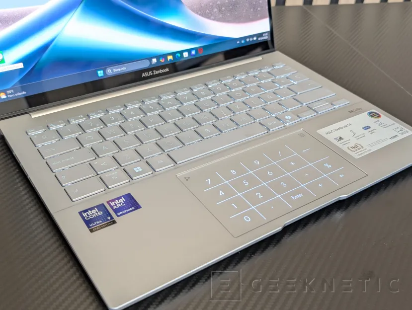 Geeknetic ASUS Zenbook 14 OLED UX3405C Review con Core Ultra 9 285H 6