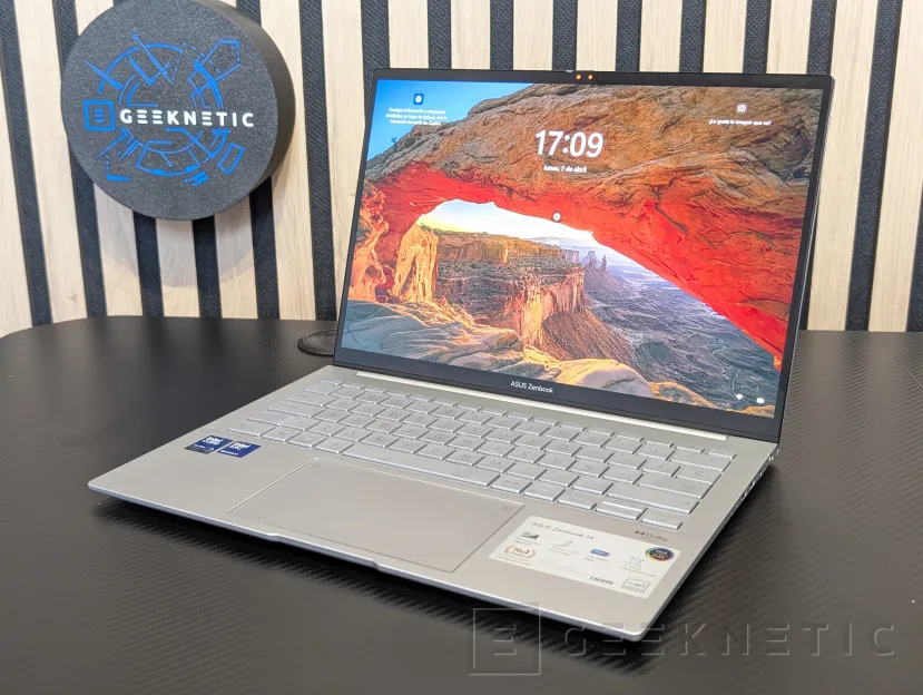 Geeknetic ASUS Zenbook 14 OLED UX3405C Review con Core Ultra 9 285H 5