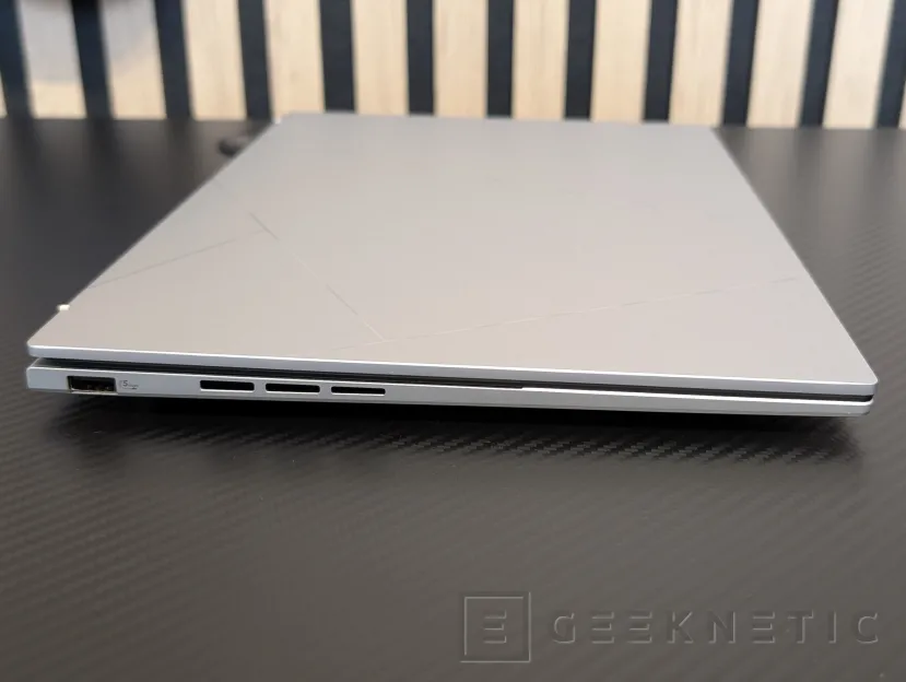Geeknetic ASUS Zenbook 14 OLED UX3405C Review con Core Ultra 9 285H 3