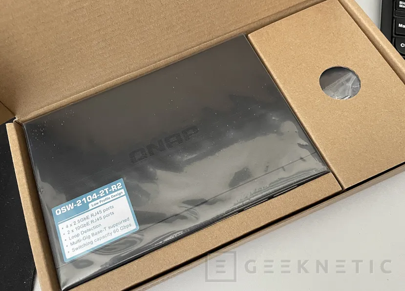 Geeknetic QNAP QSW-2104-2T-R2 Review 2
