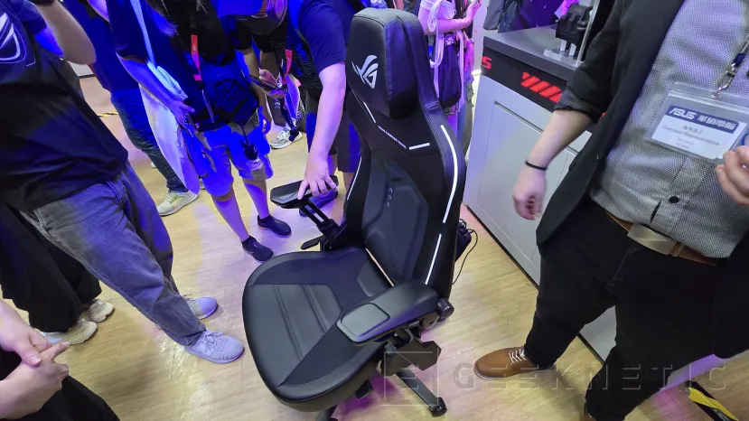 Geeknetic La silla gaming ASUS ROG Courser integra iluminación ARGB 2