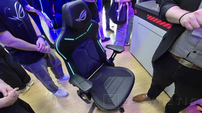 Geeknetic La silla gaming ASUS ROG Courser integra iluminación ARGB 1