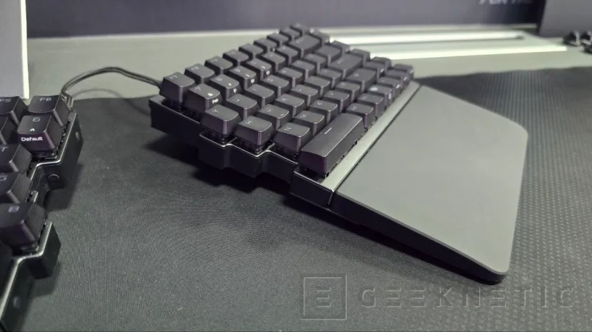 Geeknetic ASUS presenta el teclado ROG Falcata que permite dividirse por la mitad y cuenta con interruptores con accionamiento personalizable 2