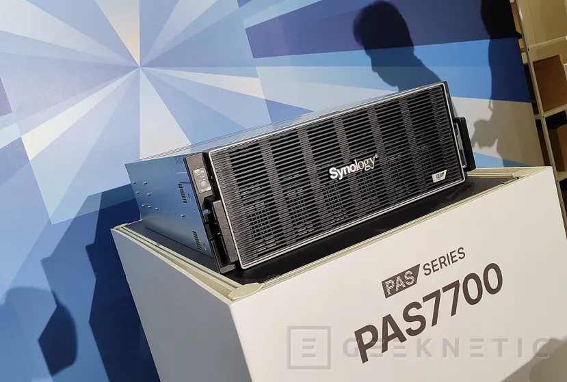 Geeknetic El nuevo Synology PAS7700 eleva la gama alta de la marca mediante doble controlador activo . 1