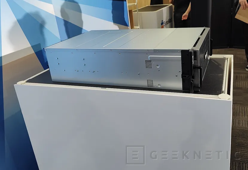 Geeknetic El nuevo Synology PAS7700 eleva la gama alta de la marca mediante doble controlador activo . 2