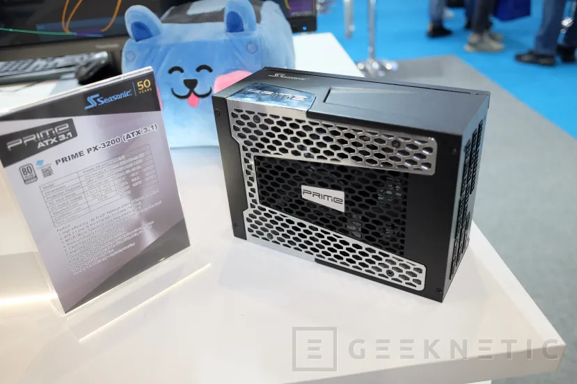 Geeknetic La nueva fuente de Seasonic cuenta con 3.200 W de potencia y certificación 80 PLUS Platinum 3