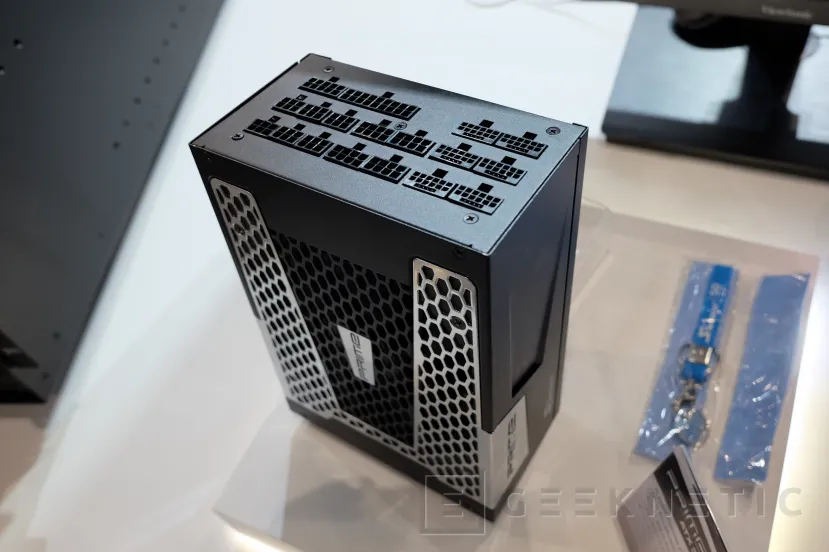 Geeknetic La nueva fuente de Seasonic cuenta con 3.200 W de potencia y certificación 80 PLUS Platinum 2