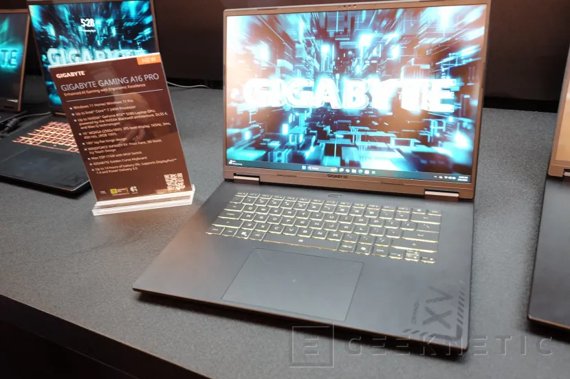 Geeknetic La opción para jugadores es el GIGABYTE GAMING A16, procesadores Intel, gráficas NVIDIA RTX 50 y hasta 14 horas de batería 1