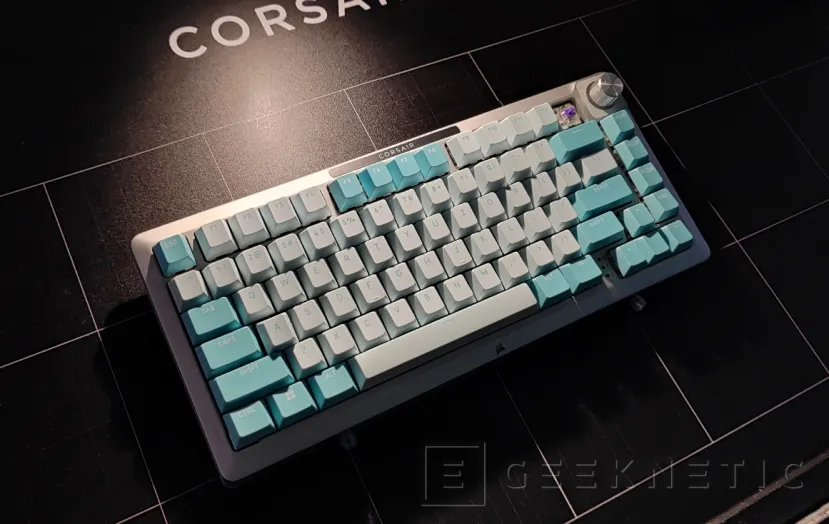 Geeknetic Corsair nos muestra su kit barebone de teclado personalizable MAKR75 4