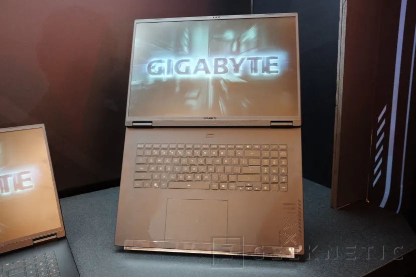 Geeknetic La opción para jugadores es el GIGABYTE GAMING A16, procesadores Intel, gráficas NVIDIA RTX 50 y hasta 14 horas de batería 2