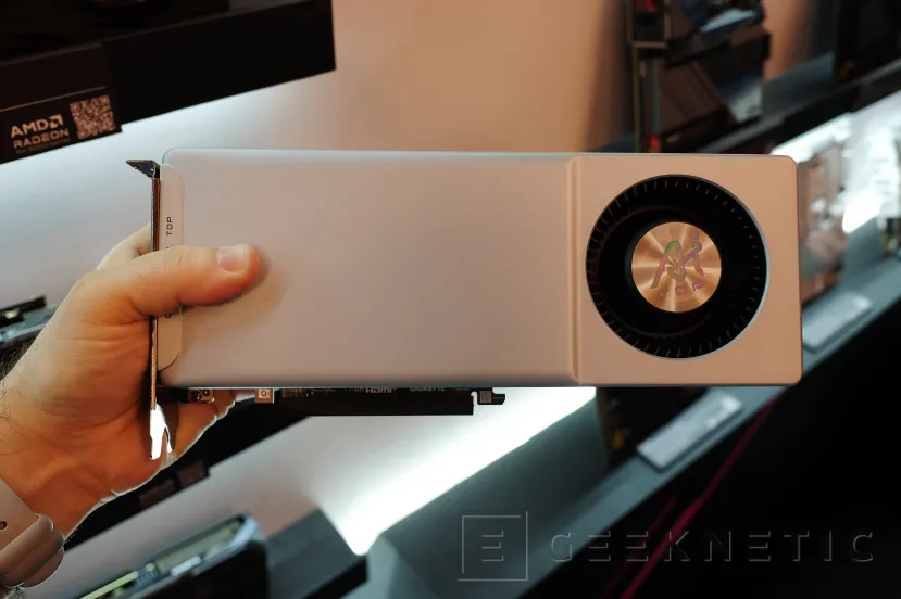 Geeknetic GIGABYTE ha presentado la tarjeta para profesionales Radeon AI PRO 9700 AI TOP 32G 2