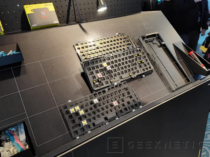 Geeknetic Corsair nos muestra su kit barebone de teclado personalizable MAKR75 2