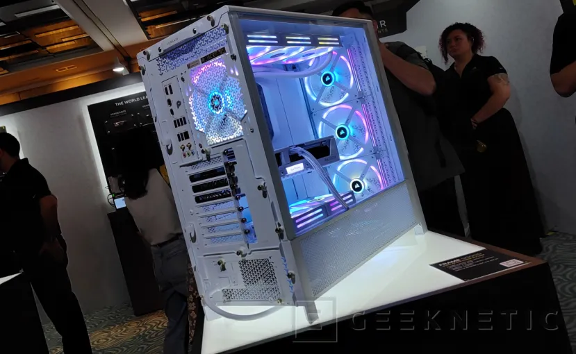 Geeknetic La torre Corsair Frame 5000D puede integrar una pantalla táctil de 14,5&quot; 2