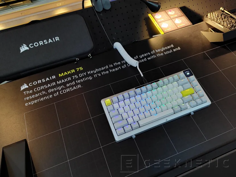 Geeknetic Corsair nos muestra su kit barebone de teclado personalizable MAKR75 1
