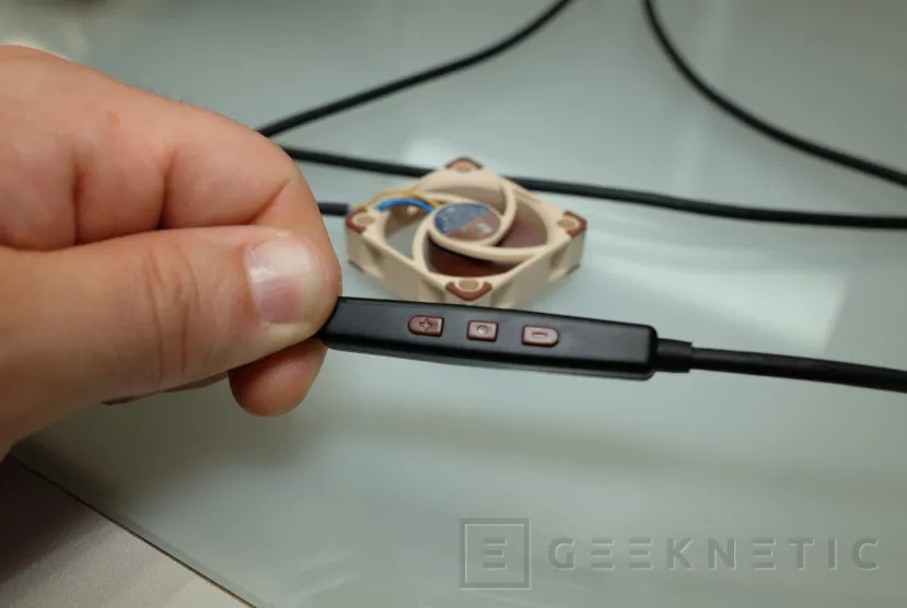 Geeknetic Este controlador de Noctua se integra en el propio cable y permite alimentar ventiladores por USB 1