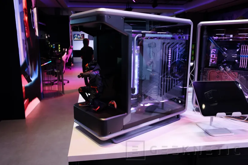 Geeknetic Cooler Master lleva al extremo el formato de cajas panorámicas con su MasterFrame 360º Panoramic 2