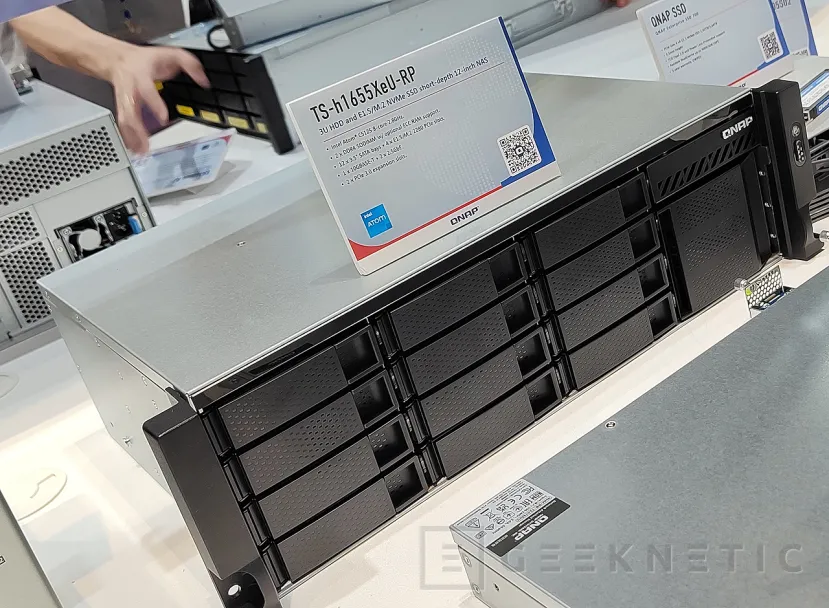 Geeknetic El nuevo QNAP TS-h1655XeU-RP presenta fondo corto y almacenamiento híbrido. 1