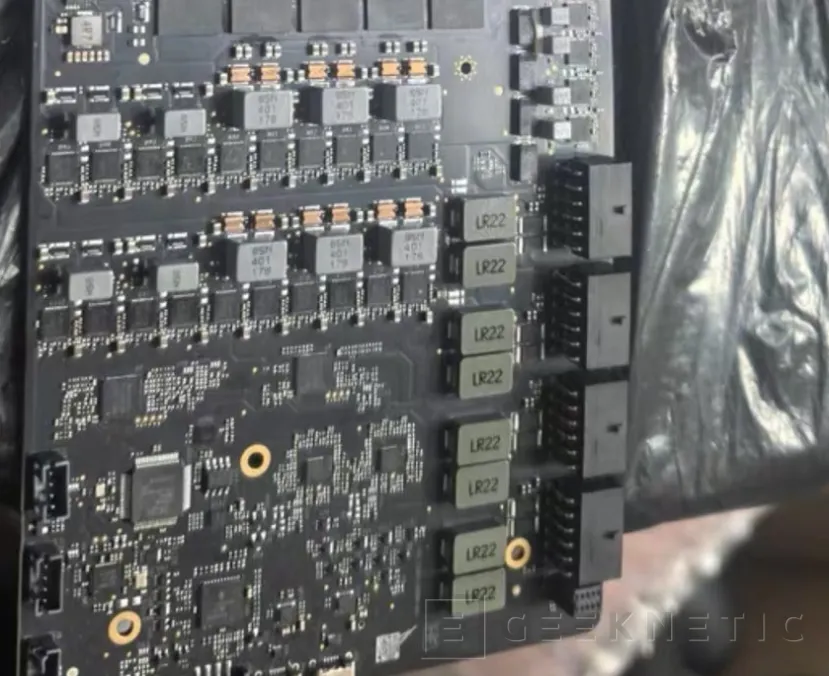 Geeknetic Aparece un prototipo de la RTX 5090 con cuatro conectores de corriente de 16 pines capaces de entregar 2.400 W 1