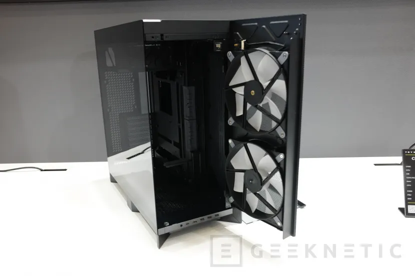 Geeknetic La torre TRYX ACTVISION sorprende con su pantalla AMOLED curvada y un panel de cristal templado doblado a 90º 8