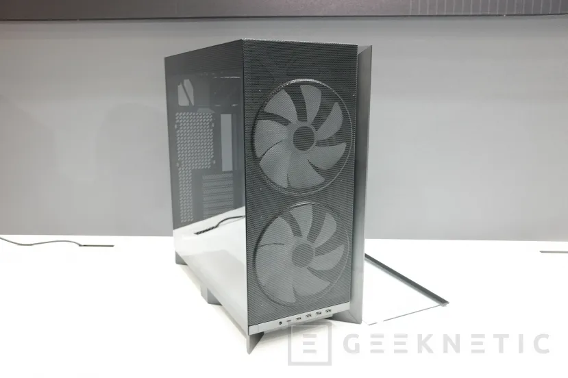 Geeknetic La torre TRYX ACTVISION sorprende con su pantalla AMOLED curvada y un panel de cristal templado doblado a 90º 7