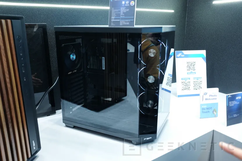 Geeknetic FSP nos muestra sus novedades en cajas: Diseños panorámicos, y hasta un modelo para Workstations con 18 bahías de 3,55&quot; 4