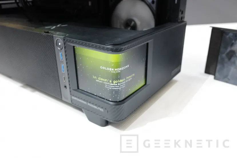 Geeknetic La torre TRYX ACTVISION sorprende con su pantalla AMOLED curvada y un panel de cristal templado doblado a 90º 3