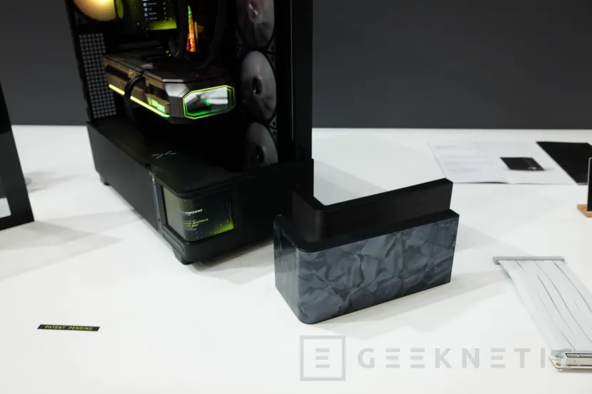 Geeknetic La torre TRYX ACTVISION sorprende con su pantalla AMOLED curvada y un panel de cristal templado doblado a 90º 4
