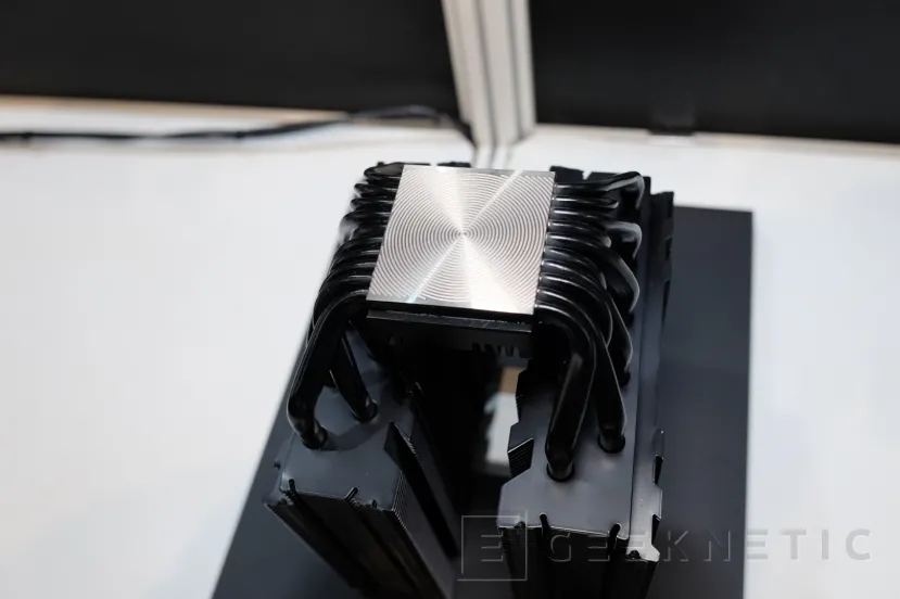 Geeknetic Cryorig en COMPUTEX, disipador de doble torre con LCD, RL AiO con pantalla LCD y ventiladores de alto rendimiento y otras novedades 14