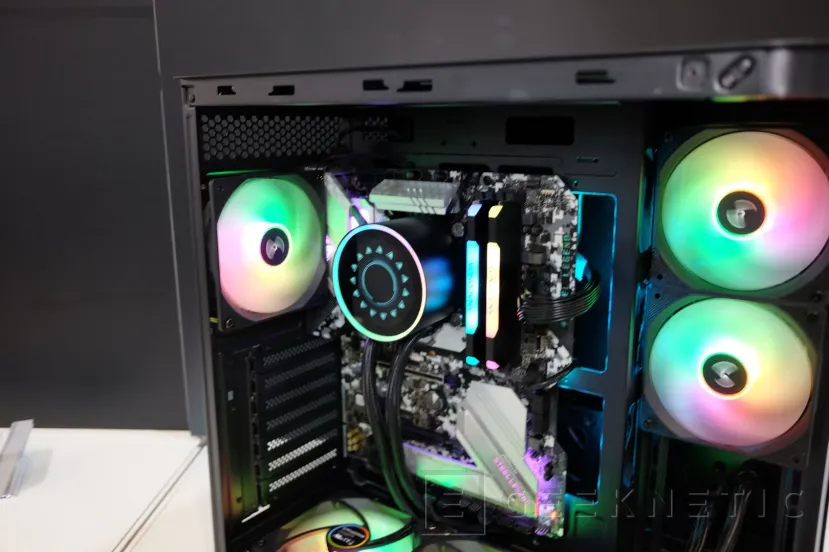 Geeknetic Cryorig en COMPUTEX, disipador de doble torre con LCD, RL AiO con pantalla LCD y ventiladores de alto rendimiento y otras novedades 6