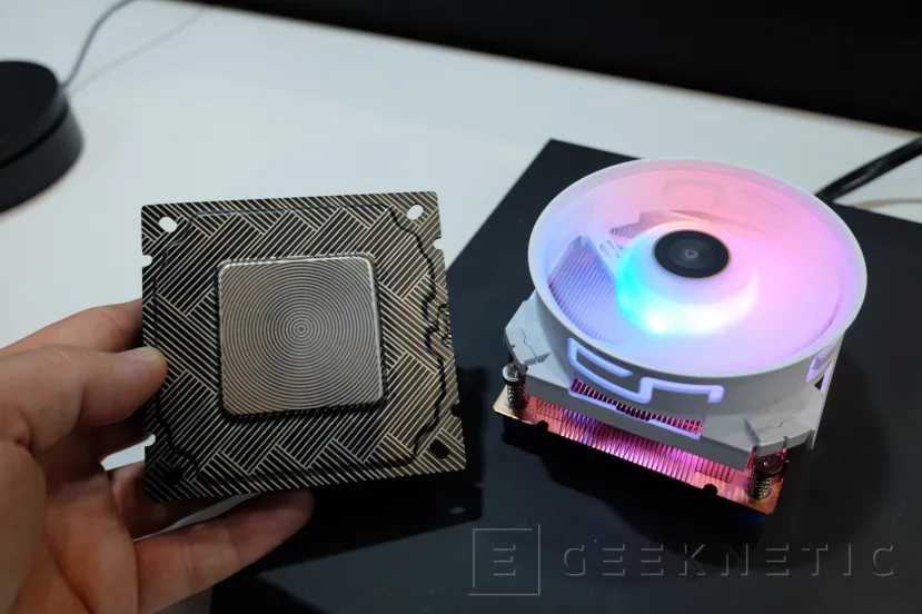 Geeknetic Cryorig en COMPUTEX, disipador de doble torre con LCD, RL AiO con pantalla LCD y ventiladores de alto rendimiento y otras novedades 1