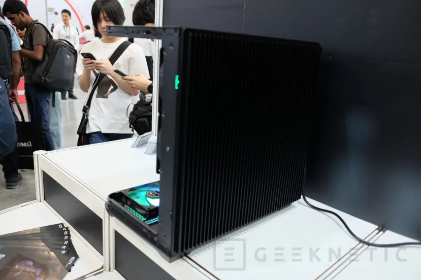Geeknetic Cryorig en COMPUTEX, disipador de doble torre con LCD, RL AiO con pantalla LCD y ventiladores de alto rendimiento y otras novedades 3